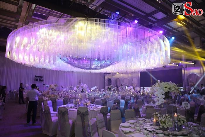 Dương Khắc Linh hôn say đắm cô dâu Sara Lưu trong không gian tiệc cưới lộng lẫy như cổ tích-20