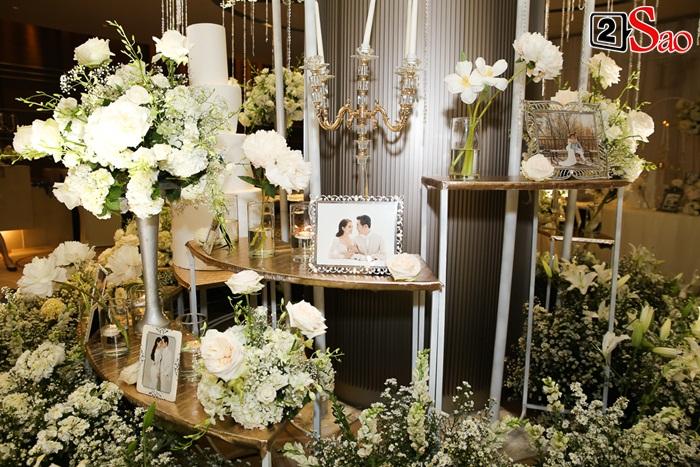 Dương Khắc Linh hôn say đắm cô dâu Sara Lưu trong không gian tiệc cưới lộng lẫy như cổ tích-16