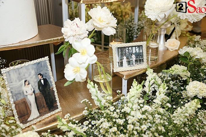 Dương Khắc Linh hôn say đắm cô dâu Sara Lưu trong không gian tiệc cưới lộng lẫy như cổ tích-17