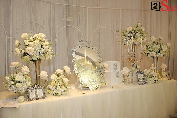 Dương Khắc Linh hôn say đắm cô dâu Sara Lưu trong không gian tiệc cưới lộng lẫy như cổ tích-18