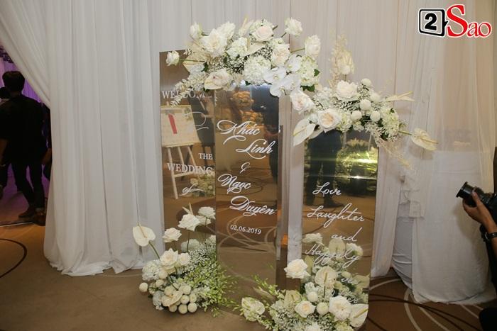 Dương Khắc Linh hôn say đắm cô dâu Sara Lưu trong không gian tiệc cưới lộng lẫy như cổ tích-19