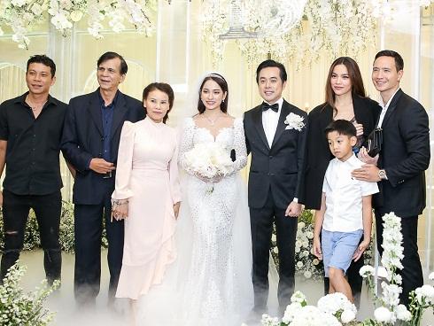 Tươi rói đi ăn cưới Dương Khắc Linh, Minh Hằng không ngờ để lộ chiếc cằm đơ nhất trong dàn nghệ sĩ-11