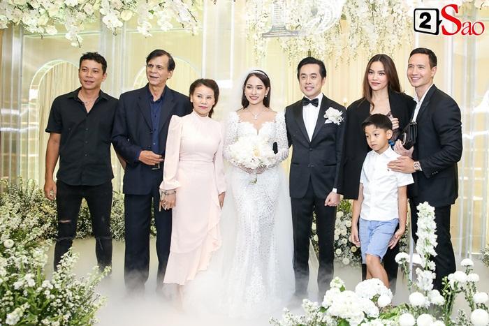 Chơi lớn như Hồ Ngọc Hà: Mang theo từ bố mẹ, anh chị, bạn trai đến con cái đi ăn cưới Dương Khắc Linh-1