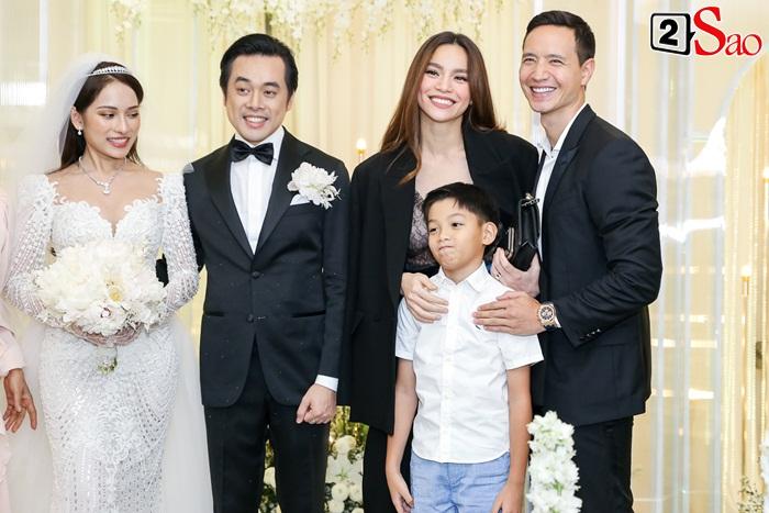 Chơi lớn như Hồ Ngọc Hà: Mang theo từ bố mẹ, anh chị, bạn trai đến con cái đi ăn cưới Dương Khắc Linh-2
