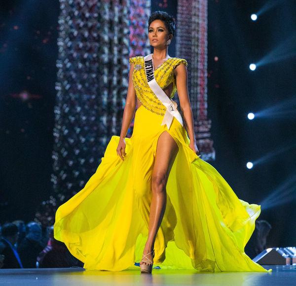 HOT: Đầm vàng tạo hit của HHen Niê được bình chọn là trang phục đẹp nhất lịch sử Miss Universe-10