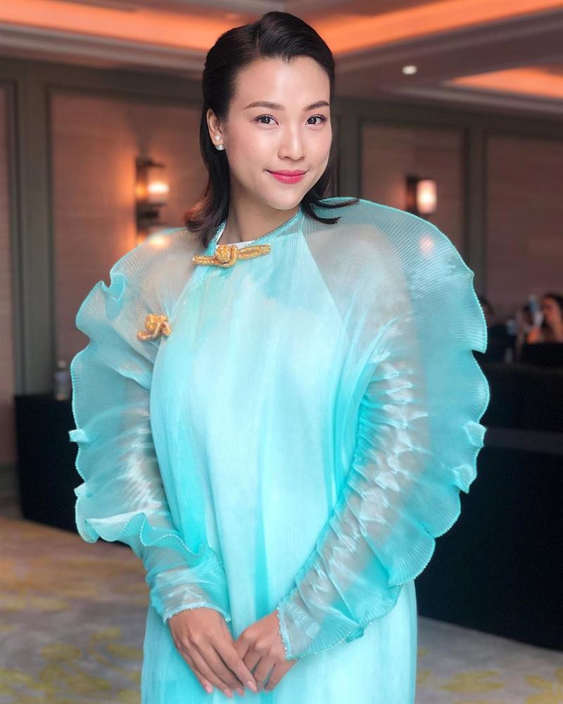 SAO MẶC XẤU: Thu Minh làm lố ngồi kiệu đến họp báo - Hải Triều mặc đồ cắt xẻ quá đà-2