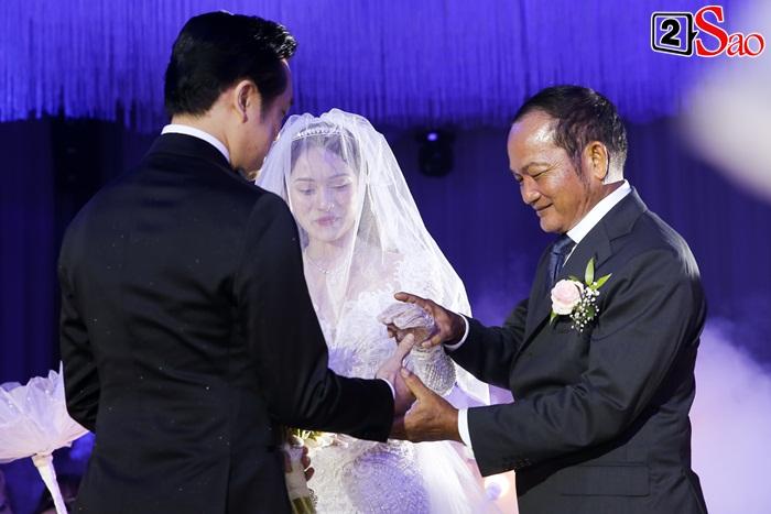 Dương Khắc Linh hôn say đắm cô dâu Sara Lưu trong không gian tiệc cưới lộng lẫy như cổ tích-6