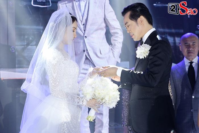 Dương Khắc Linh hôn say đắm cô dâu Sara Lưu trong không gian tiệc cưới lộng lẫy như cổ tích-11