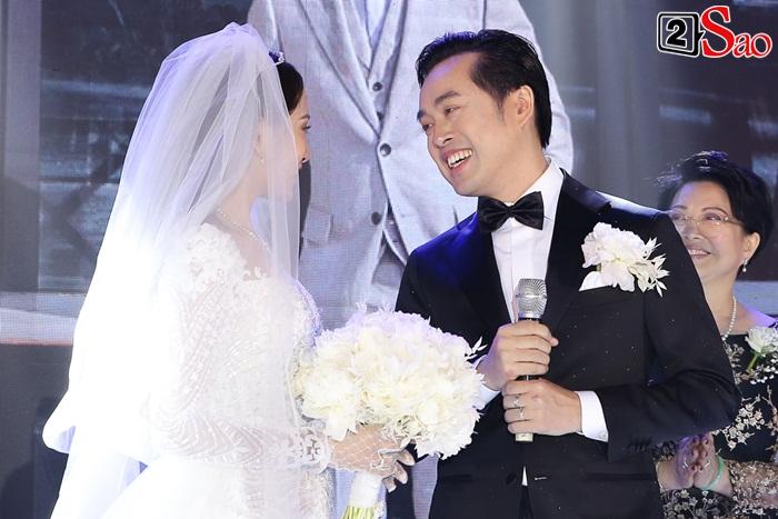 Dương Khắc Linh hôn say đắm cô dâu Sara Lưu trong không gian tiệc cưới lộng lẫy như cổ tích-9