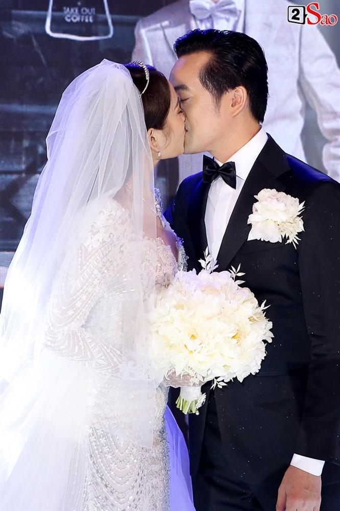 Dương Khắc Linh hôn say đắm cô dâu Sara Lưu trong không gian tiệc cưới lộng lẫy như cổ tích-10