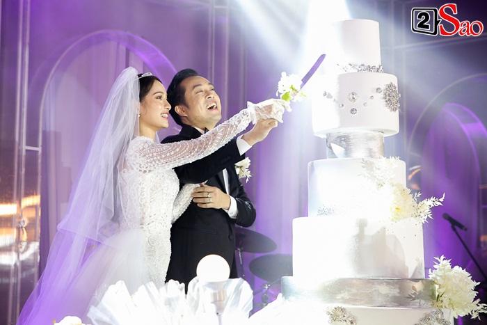 Dương Khắc Linh hôn say đắm cô dâu Sara Lưu trong không gian tiệc cưới lộng lẫy như cổ tích-13