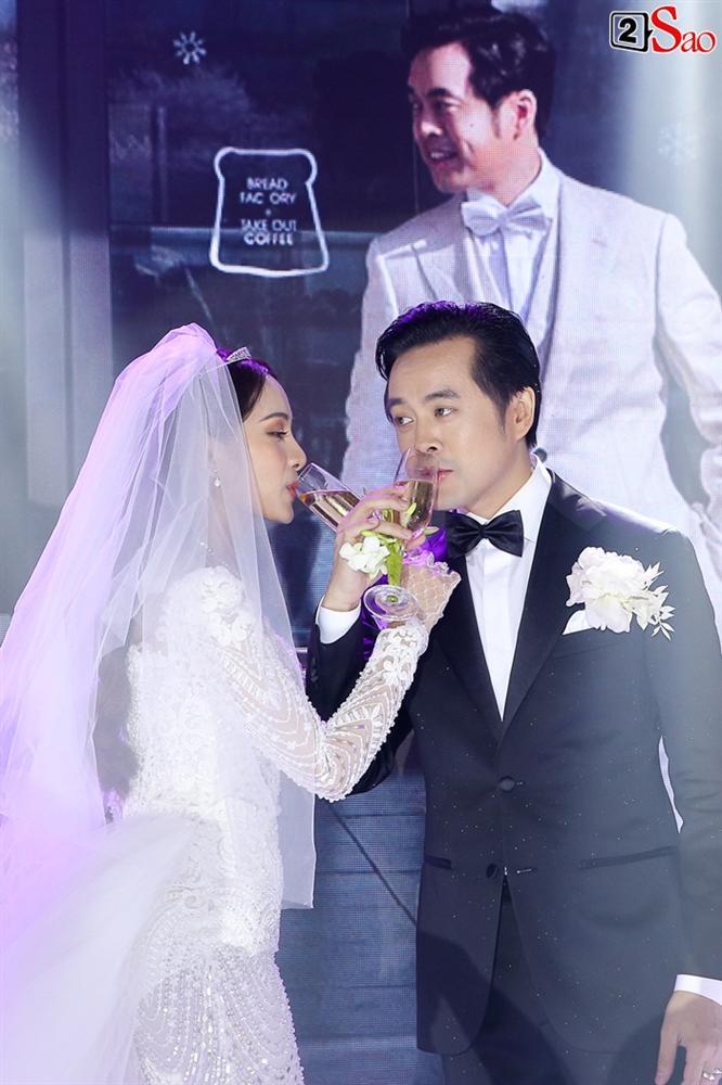 Dương Khắc Linh hôn say đắm cô dâu Sara Lưu trong không gian tiệc cưới lộng lẫy như cổ tích-12