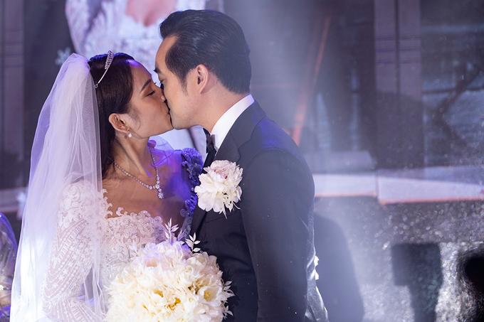 Ngôn tình đời thực: Dương Khắc Linh sáng tác riêng ca khúc tặng bà xã 9x trong lễ cưới đậm màu cổ tích-4