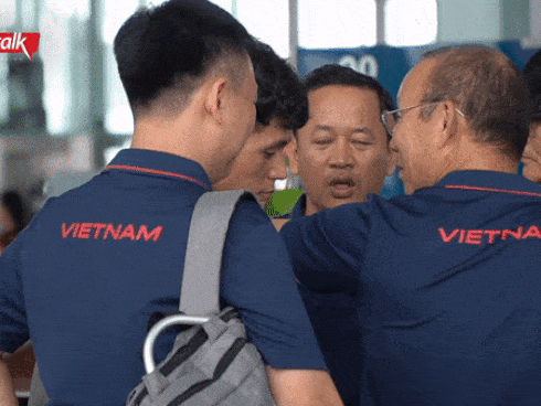 Clip cảm động chưa lên sóng: Thầy Park dành gần 20 phút xoa đầu, động viên khi Đình Trọng chân bị nẹp cố định vì chấn thương-1