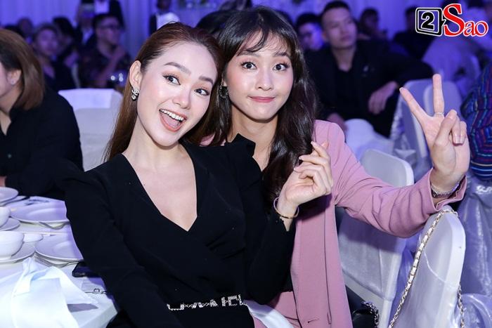 Tươi rói đi ăn cưới Dương Khắc Linh, Minh Hằng không ngờ để lộ chiếc cằm đơ nhất trong dàn nghệ sĩ-1