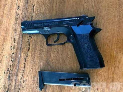 Chê tiền bo ít, nữ tiếp viên gọi bạn mang súng đến xử khách-1