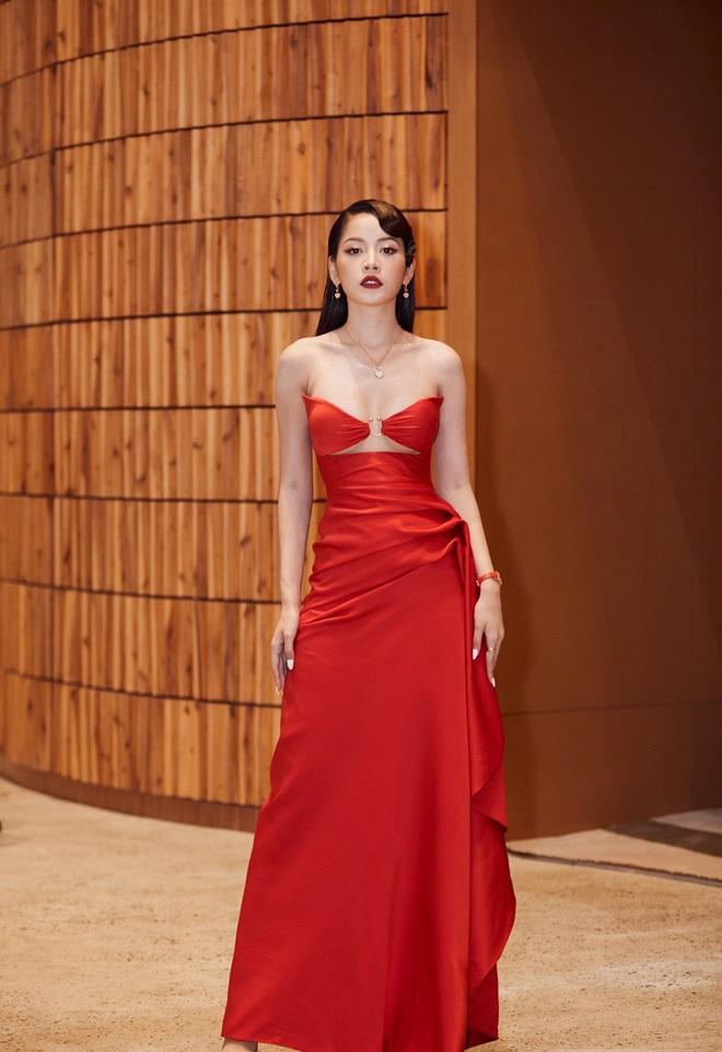 Ngoài bộ cánh như bikini của Ngọc Trinh, show Đỗ Long còn hội tụ những pha lên đồ thảm họa và táo bạo hơn thế-6