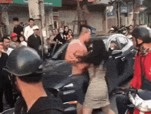 Mâu thuẫn đất đai, người phụ nữ tố bị 2 thanh niên nhét chất thải bẩn vào miệng-2