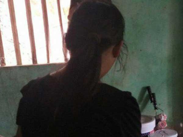 Bé gái 10 tuổi bị bố ruột xâm hại dọa giết, bà nội bức xúc dẫn cháu đi tố cáo-1