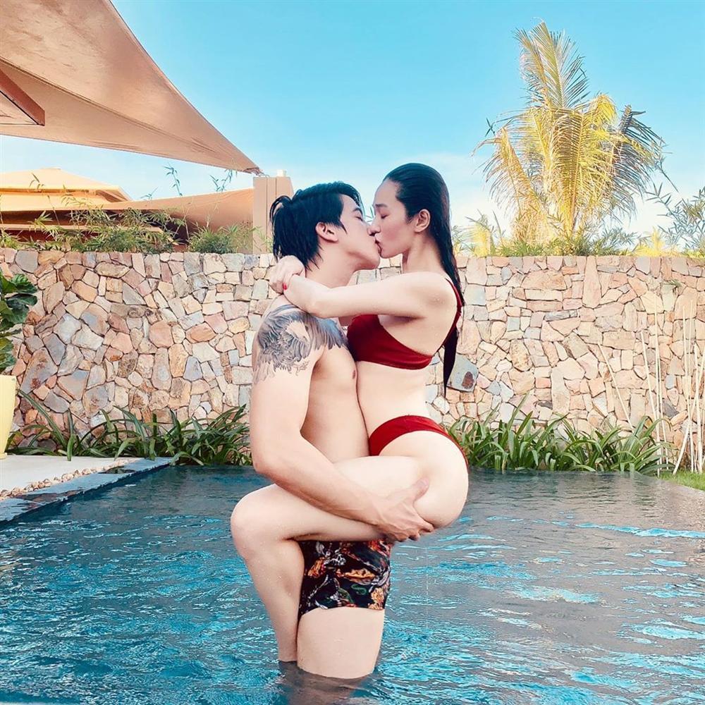 Cặp tình nhân Khánh My - Tiến Vũ hồn nhiên biến bể bơi thành thiên đường tình yêu-1