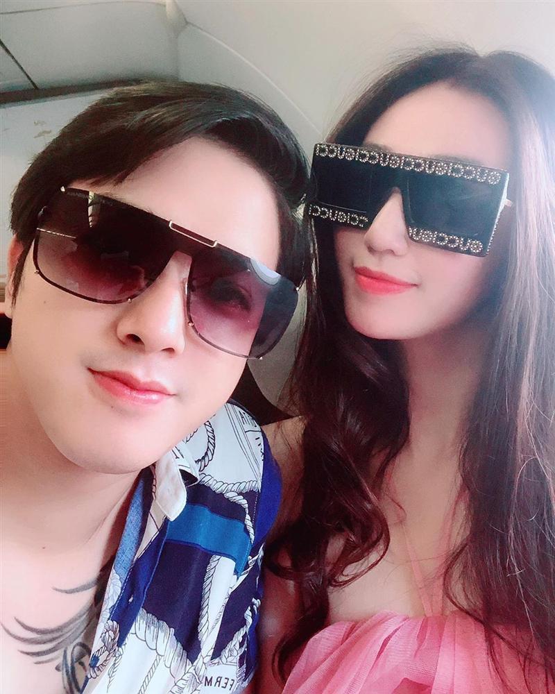 Cặp tình nhân Khánh My - Tiến Vũ hồn nhiên biến bể bơi thành thiên đường tình yêu-2