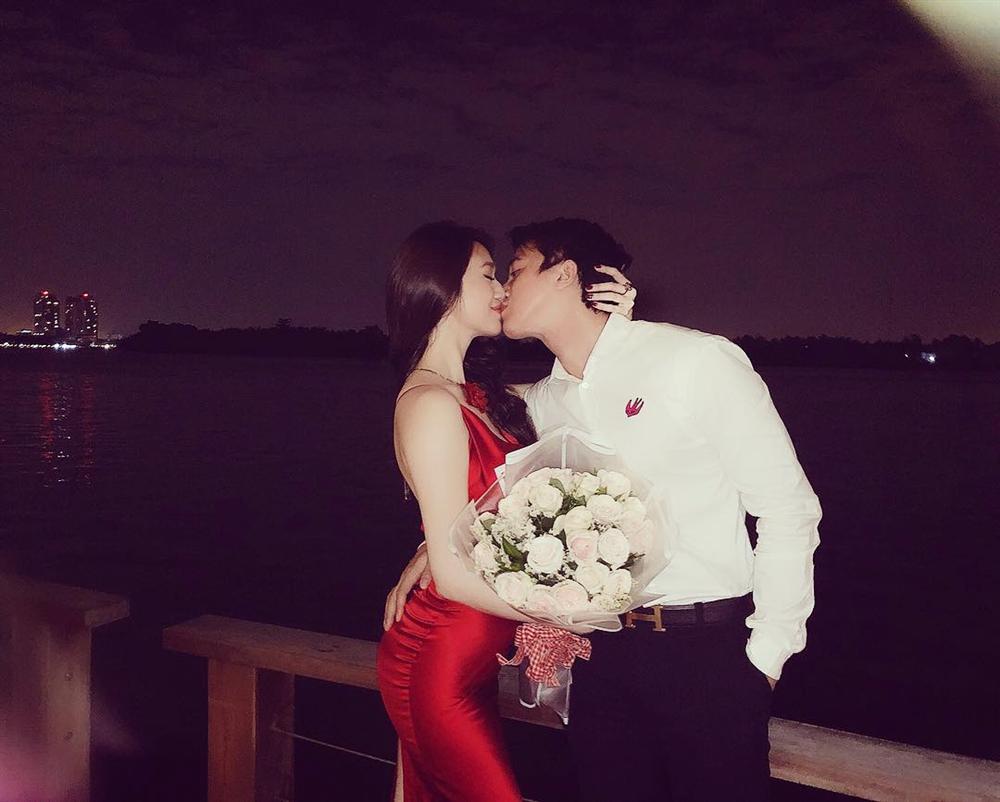 Cặp tình nhân Khánh My - Tiến Vũ hồn nhiên biến bể bơi thành thiên đường tình yêu-3