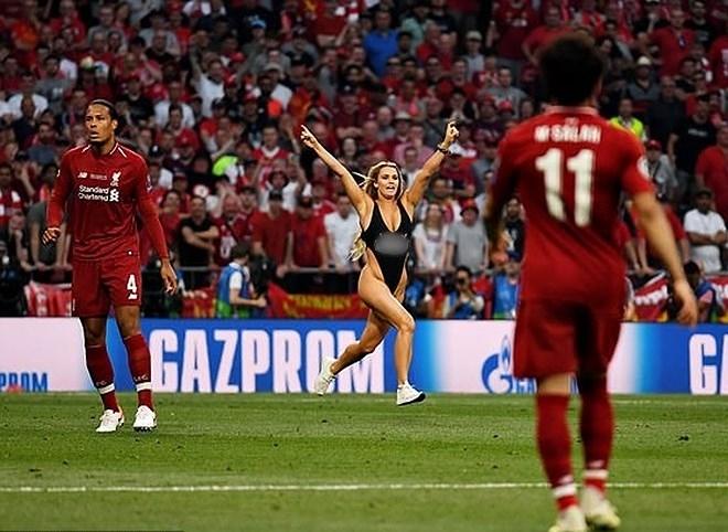 Nữ người mẫu mặc bikini lao vào sân để quảng bá web khiêu dâm của bạn trai trong trận chung kết C1-1