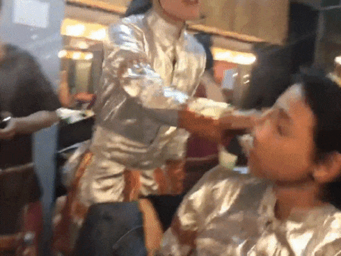 Hết hồn với khoảnh khắc BB Trần - Hải Triều mặc quần mà cứ ngỡ cởi truồng, vô tư tạo dáng trên phố đông người-3