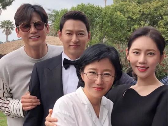 Song Hye Kyo gửi quà đặc biệt ủng hộ thần tượng IU-10