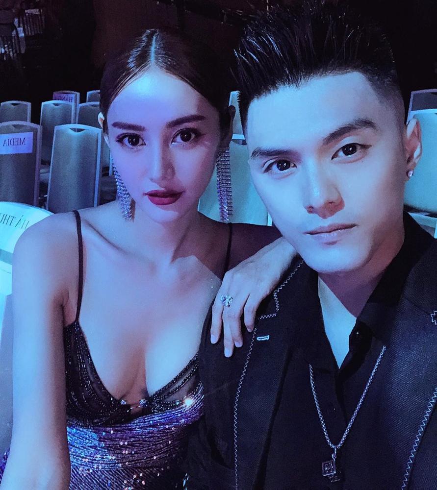 Cũng mặc bikini quấn khăn mỏng tang lên thảm đỏ, Linh Chi ve vuốt Ngọc Trinh: Mặc kệ những đứa đánh giá chúng mình-5