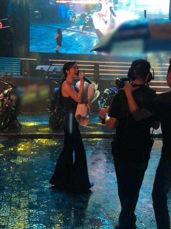 Đông Nhi chân trần hát dưới mưa tầm tã, nhất quyết từ chối quà của fan vì một lý không ai ngờ-2