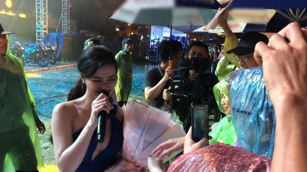 Đông Nhi chân trần hát dưới mưa tầm tã, nhất quyết từ chối quà của fan vì một lý không ai ngờ-3