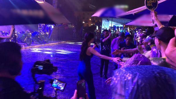 Đông Nhi chân trần hát dưới mưa tầm tã, nhất quyết từ chối quà của fan vì một lý không ai ngờ-4