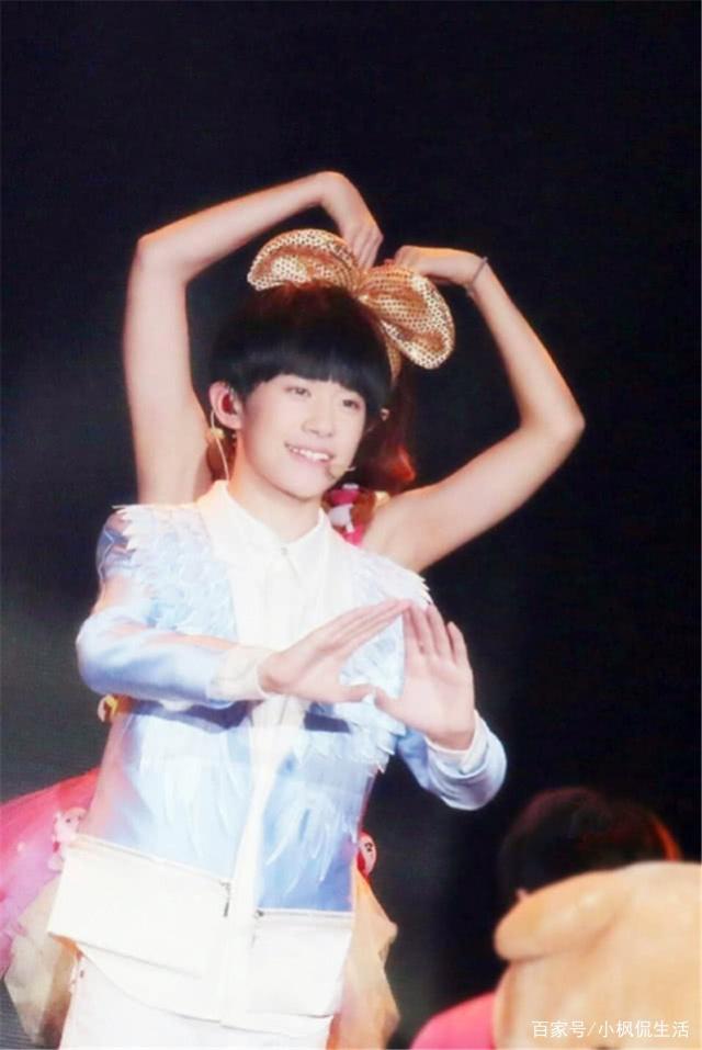 Loạt ảnh đánh lừa thị giác của sao Hoa ngữ: Dương Mịch bị sờ soạng vòng 1, Địch Lệ Nhiệt Ba bốc hơi mất cánh tay-11