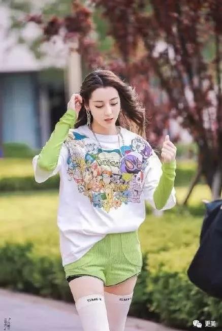 Loạt ảnh đánh lừa thị giác của sao Hoa ngữ: Dương Mịch bị sờ soạng vòng 1, Địch Lệ Nhiệt Ba bốc hơi mất cánh tay-4