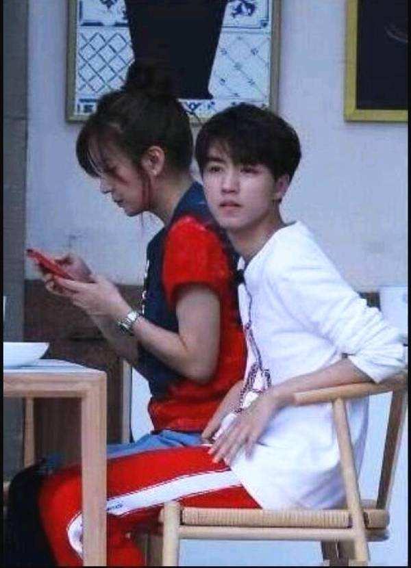 Loạt ảnh đánh lừa thị giác của sao Hoa ngữ: Dương Mịch bị sờ soạng vòng 1, Địch Lệ Nhiệt Ba bốc hơi mất cánh tay-18