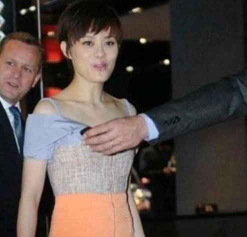 Loạt ảnh đánh lừa thị giác của sao Hoa ngữ: Dương Mịch bị sờ soạng vòng 1, Địch Lệ Nhiệt Ba bốc hơi mất cánh tay-2