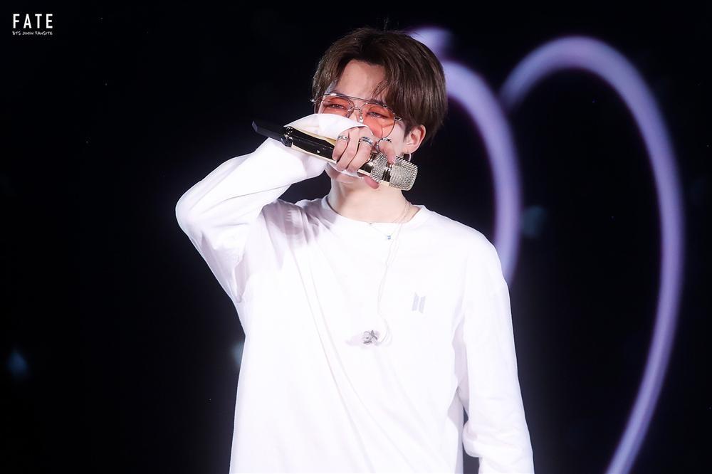 Cay mắt với khoảnh khắc 60K fan chung tay tạo bất ngờ khiến BTS vỡ òa nước mắt tại thánh địa Wembley-5