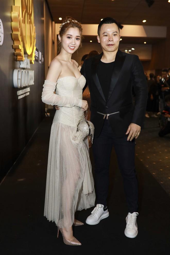 Chiếc mũi nhọn hoắt lủng lẳng trên mặt trùm chân dài Vũ Khắc Tiệp đang bị nghi là hậu quả đáng sợ của biến chứng thẩm mỹ-8