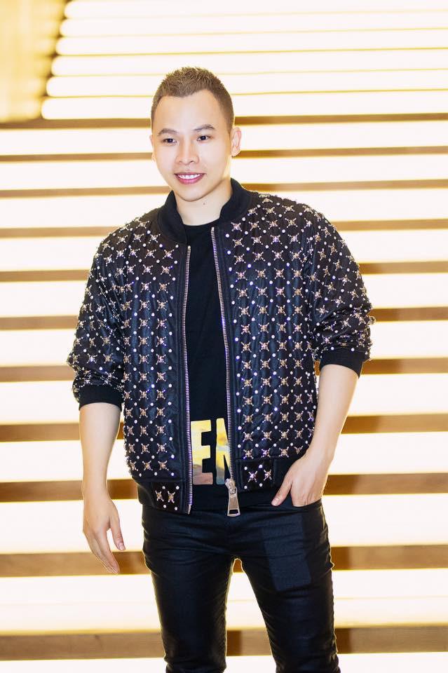 Chiếc mũi nhọn hoắt lủng lẳng trên mặt trùm chân dài Vũ Khắc Tiệp đang bị nghi là hậu quả đáng sợ của biến chứng thẩm mỹ-7