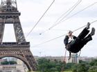 Trò chơi mạo hiểm đu dây từ trên tháp Eiffel xuống mặt đất