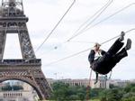 Trò chơi mạo hiểm đu dây từ trên tháp Eiffel xuống mặt đất