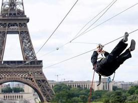 Trò chơi mạo hiểm đu dây từ trên tháp Eiffel xuống mặt đất Trò chơi mạo hiểm đu dây từ trên tháp Eiffel xuống mặt đất