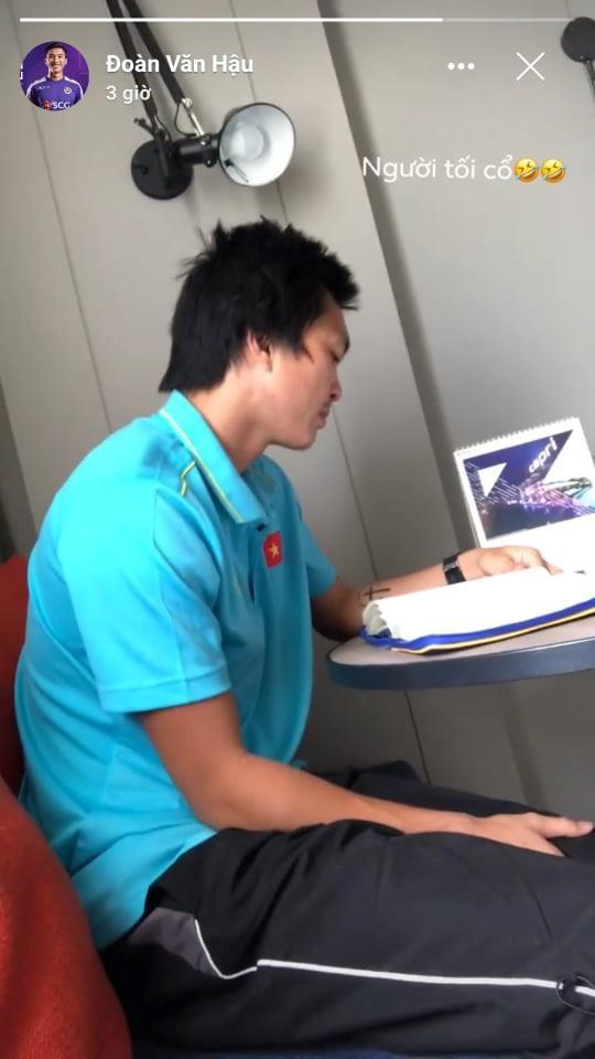 Tuấn Anh bị Văn Hậu trêu là ông cụ non vì lúc nào cũng đọc sách-1