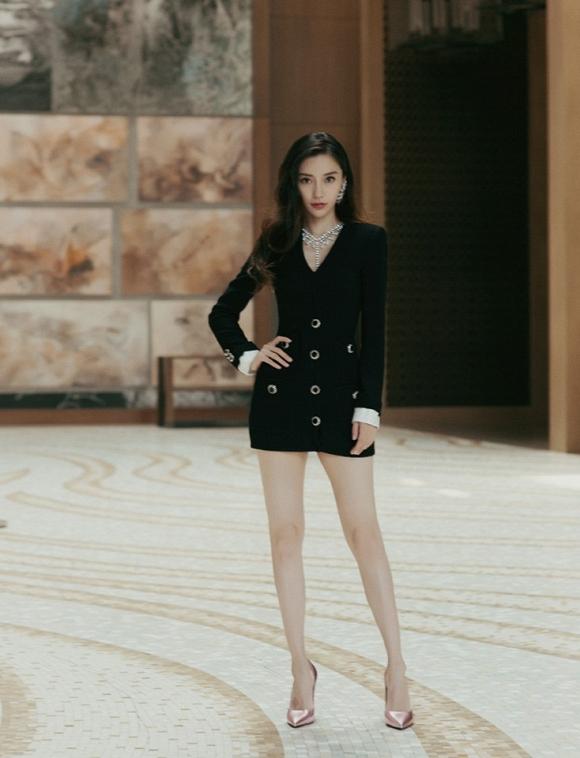 Bị chê là thảm họa diễn xuất, Angelababy vẫn tự tin đeo trang sức khủng sánh đôi 2 trai đẹp trong họp báo phim mới-3