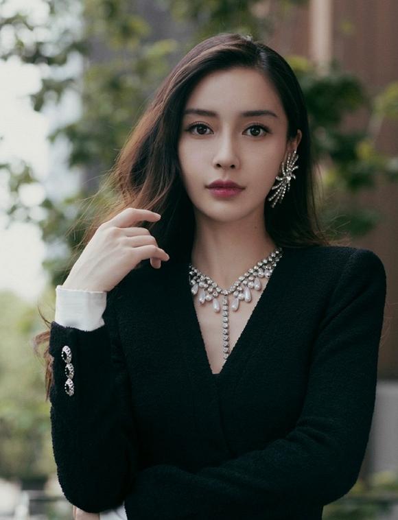 Bị chê là thảm họa diễn xuất, Angelababy vẫn tự tin đeo trang sức khủng sánh đôi 2 trai đẹp trong họp báo phim mới-2