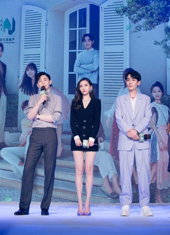 Bị chê là thảm họa diễn xuất, Angelababy vẫn tự tin đeo trang sức khủng sánh đôi 2 trai đẹp trong họp báo phim mới-1