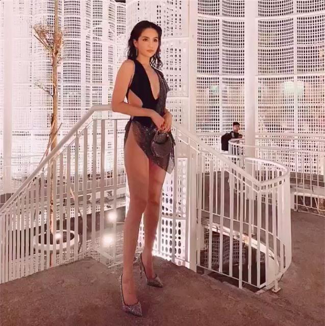 Sau bao chỉ trích váy áo, Ngọc Trinh tự khen mình: Lúc thì sexy táo bạo, khi lại ngây thơ không ai bằng-6