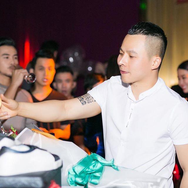 Chiếc mũi nhọn hoắt lủng lẳng trên mặt trùm chân dài Vũ Khắc Tiệp đang bị nghi là hậu quả đáng sợ của biến chứng thẩm mỹ-6