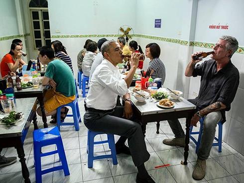 Quán bún chả 'Obama' bị tố để khách chờ lâu mà không dọn món ăn